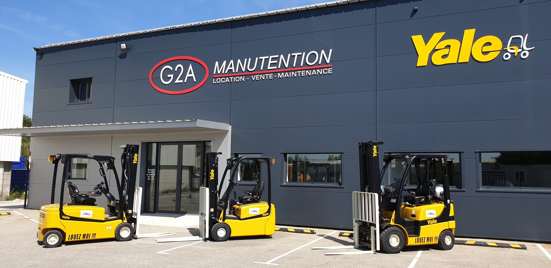 Devanture de l'entreprise G2A avec véhicules de manutention